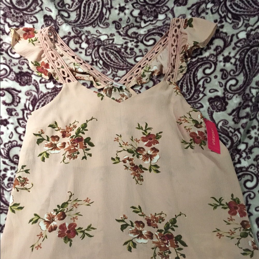 Nwt Xhilaration ❤️ flower top